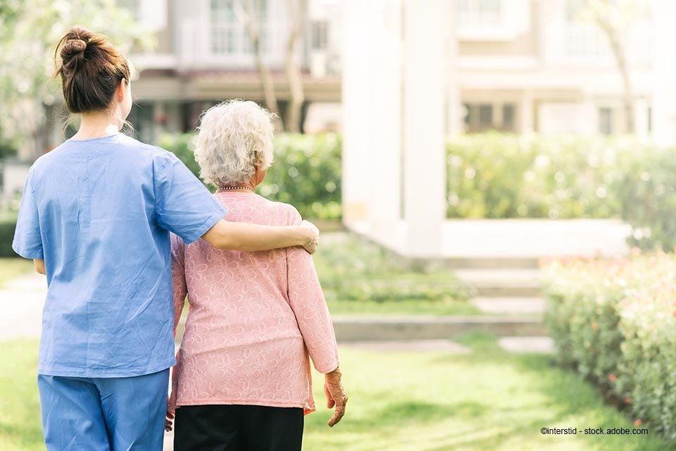 Mitarbeiterin der Regensburger Sozialstation GmbH begleitet Patientin