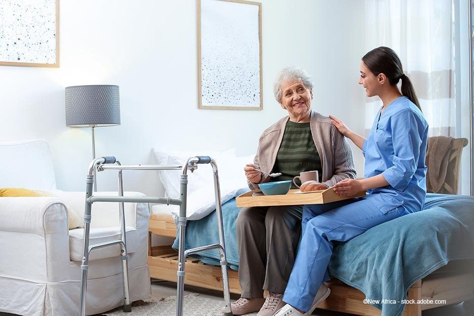 Mitarbeiterin der Regensburger Sozialstation GmbH betreut Patientin