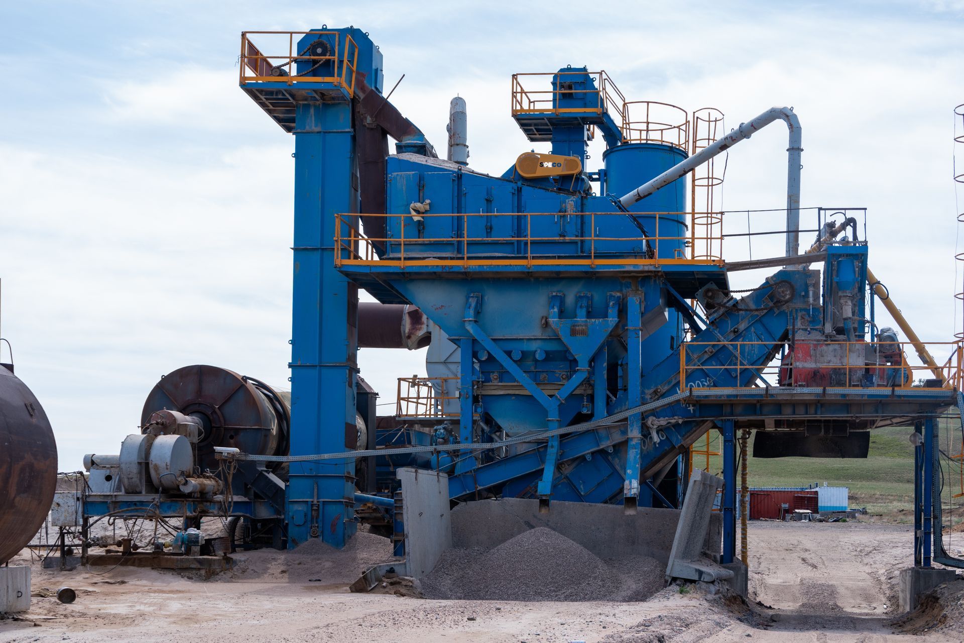 Blaue industrielle Sandstrahlmaschine im Freien.