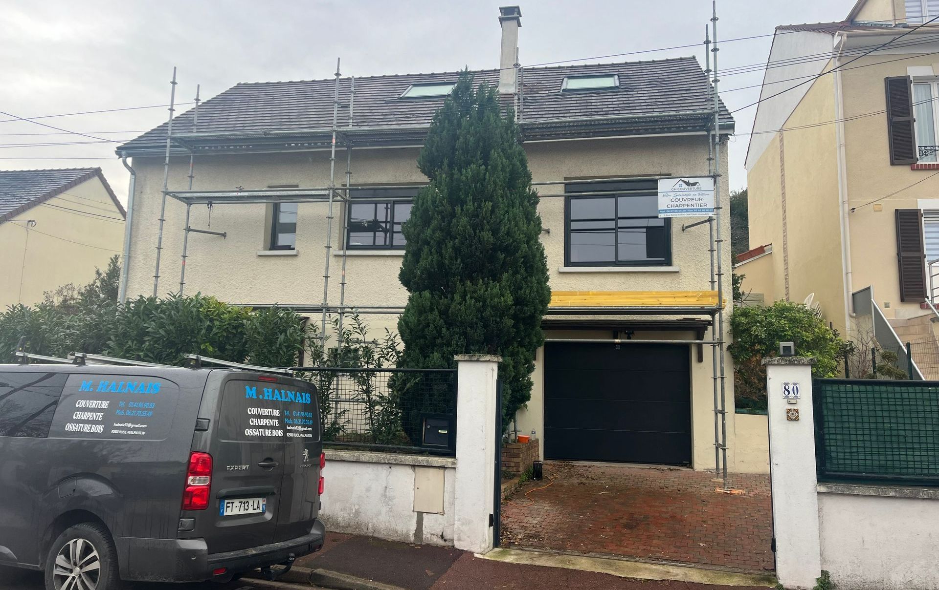 Une maison individuelle avec le toit en tuiles.