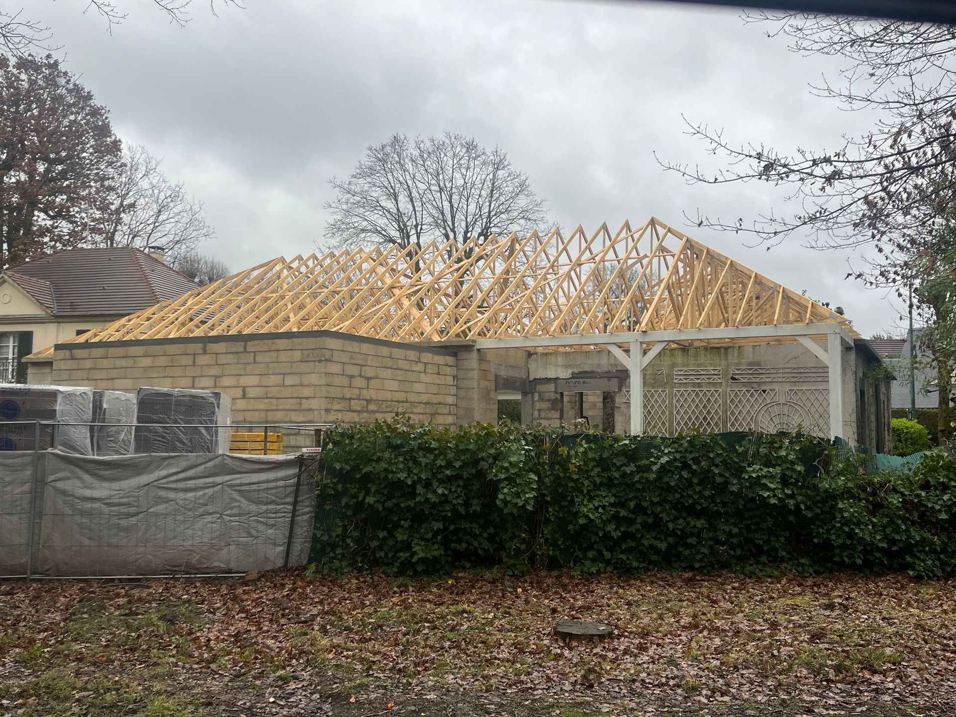 Construction d'une charpente en bois.