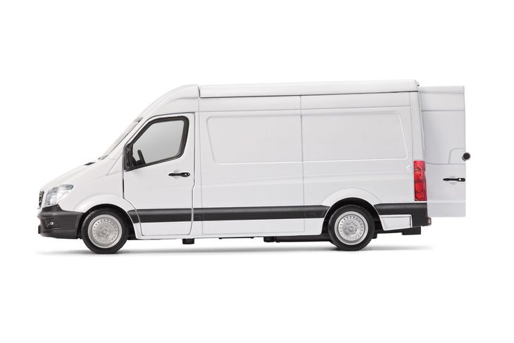ein weißer Lieferwagen mit offenen Türen auf weißem Hintergrund