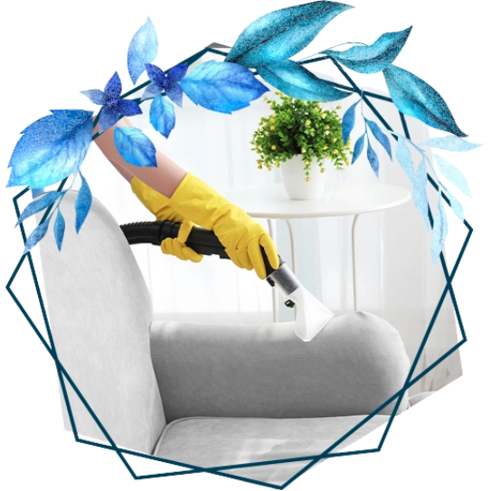 Un homme portant des gants jaunes nettoie un fauteuil gris avec un aspirateur. Cadre en feuilles bleues.