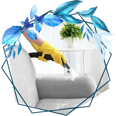Un homme portant des gants jaunes nettoie un fauteuil gris avec un aspirateur. Cadre en feuilles bleues.