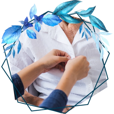 Mains boutonnant une chemise blanche sur une personne âgée, encadrée par un motif floral bleu.