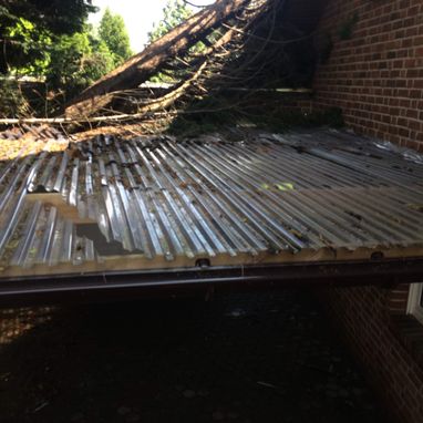 dekefter Carport nach Sturmschaden