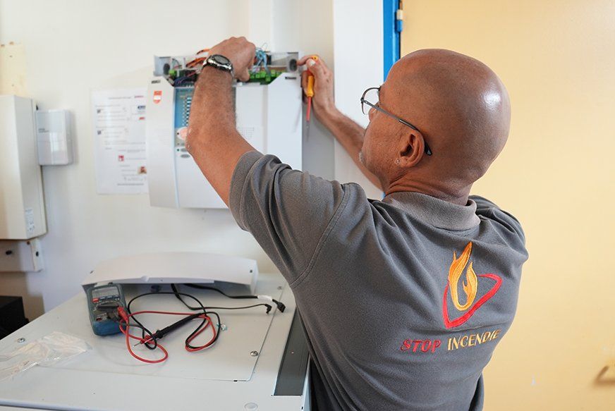 Homme installant un tableau électrique