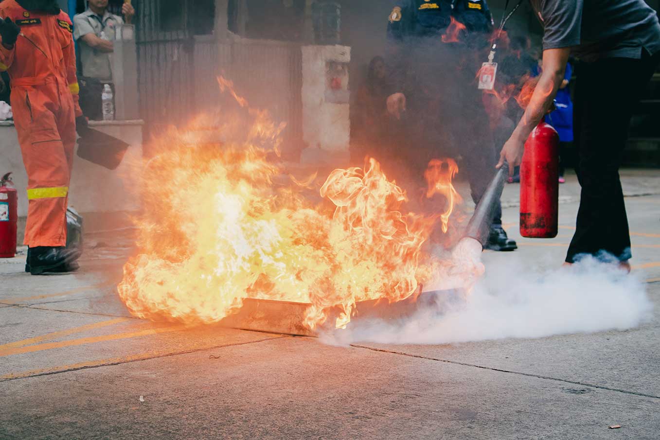 Des employés s'entraînent à éteindre le feu avec des extincteurs de feu