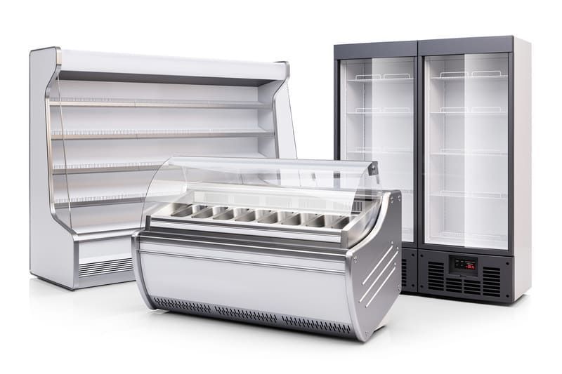 Un grupo de refrigeradores están ubicados uno al lado del otro sobre un fondo blanco.