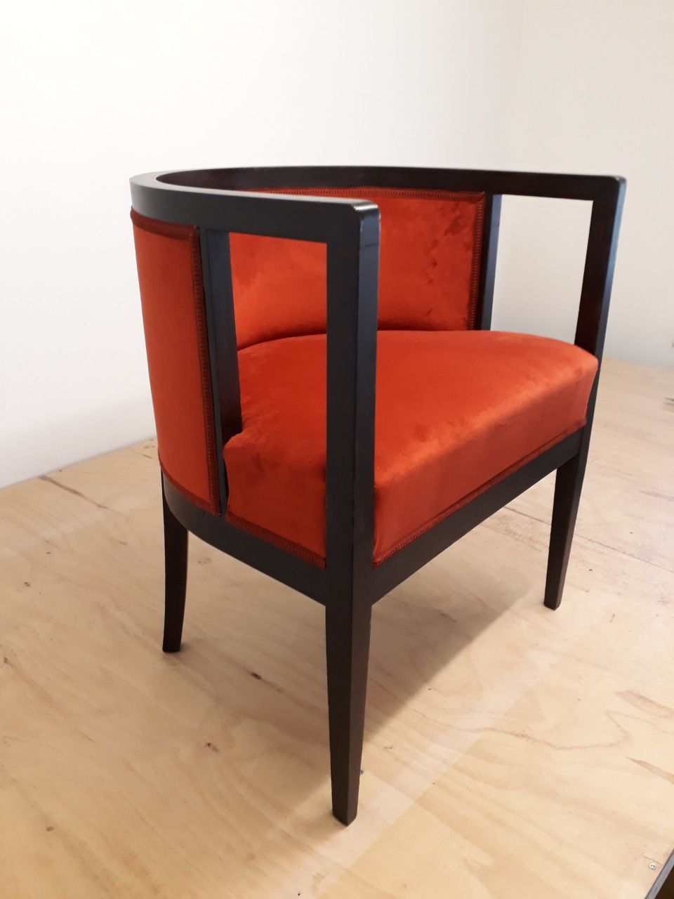 Bild von rotschwarzem Stuhl