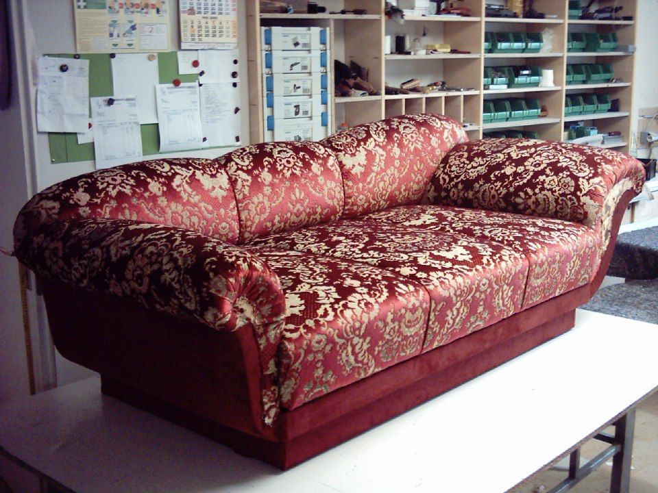 Bild altes rotes Sofa im Stil Barock