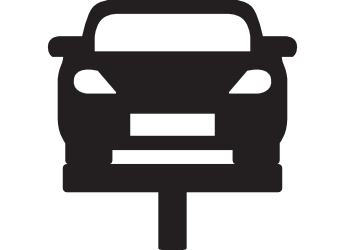 Coche en un elevador en un garaje, silueta negra.