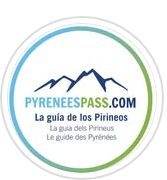 El logotipo de pyreneespass.com es un círculo con una montaña en el medio.