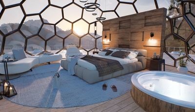 Un dormitorio con una cama y una bañera en forma de cúpula.