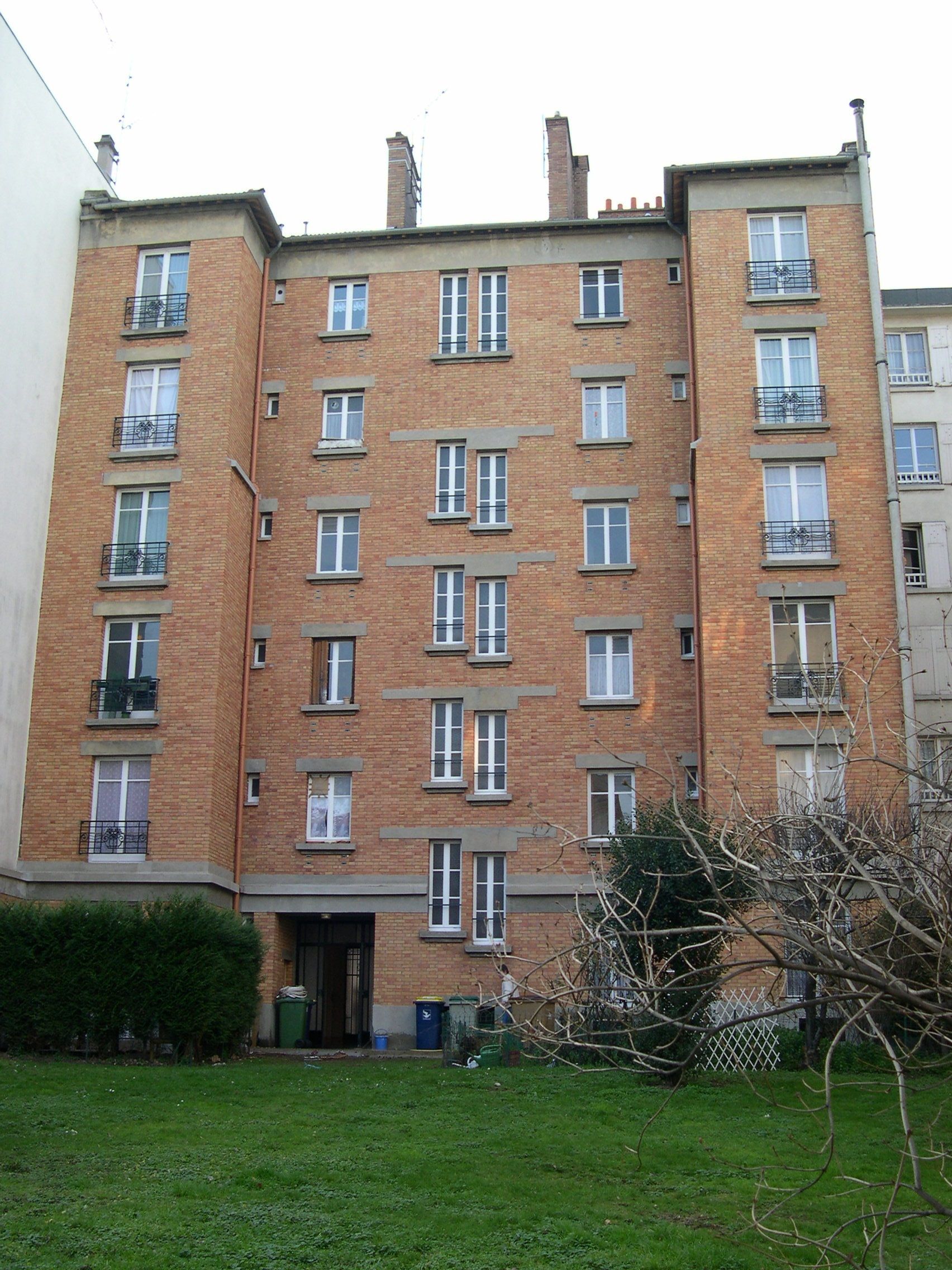 Façade immeuble brique orange