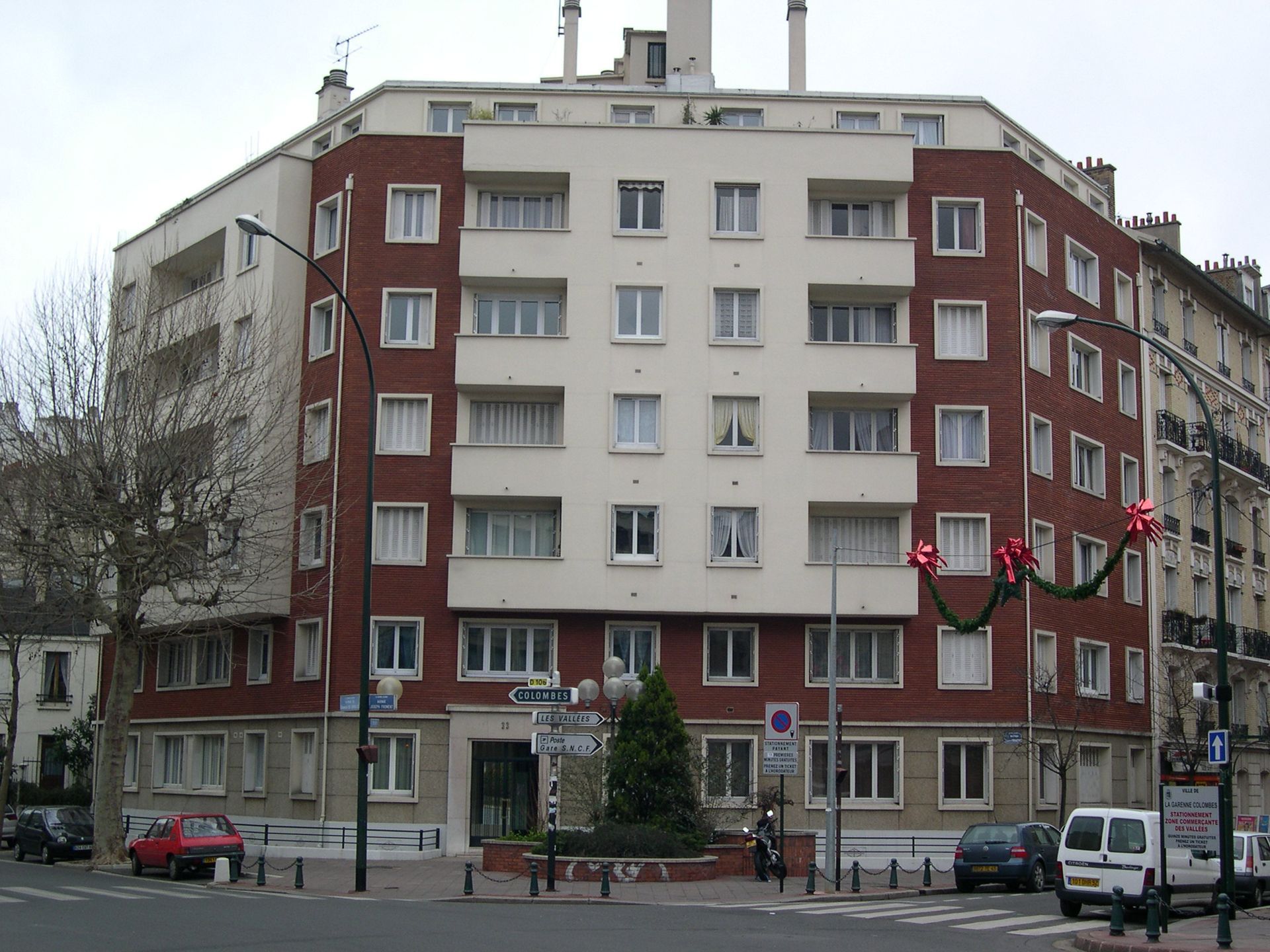 Façade immeuble blanc et terra cota