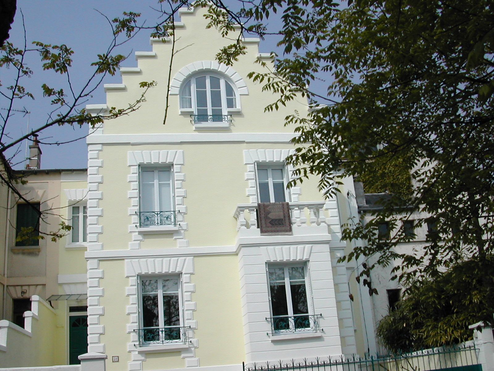 Façade maison jaune pâle et blanc