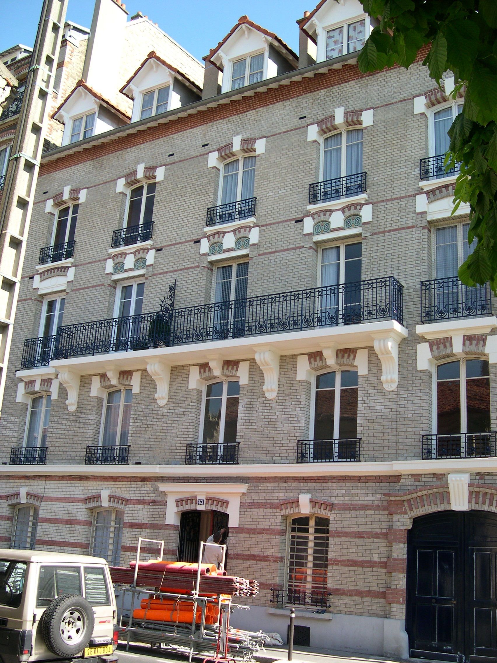 Façade d’immeuble en brique