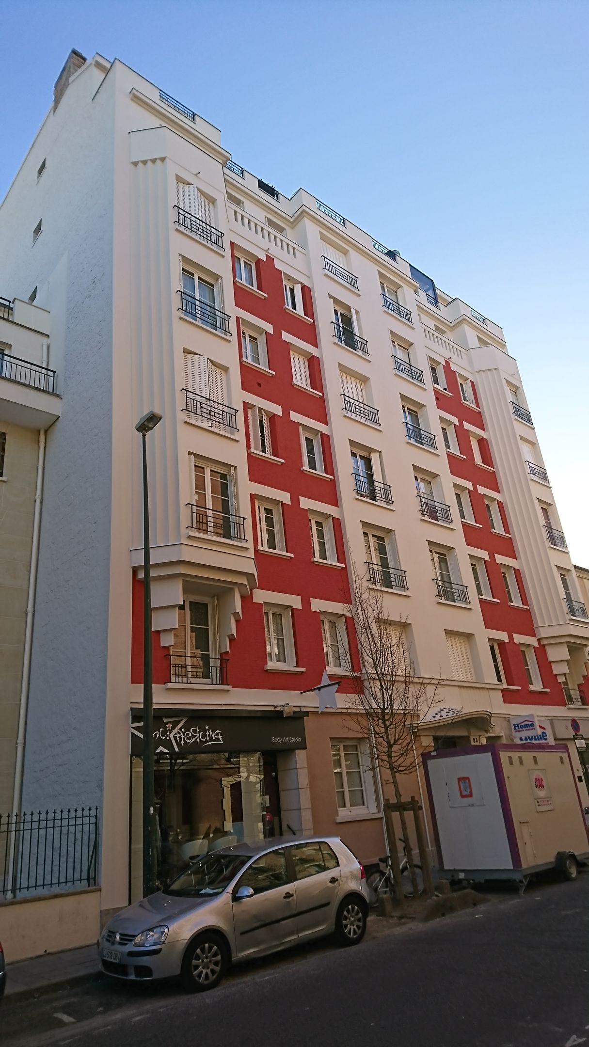 Façade d’immeuble blanc et rouge