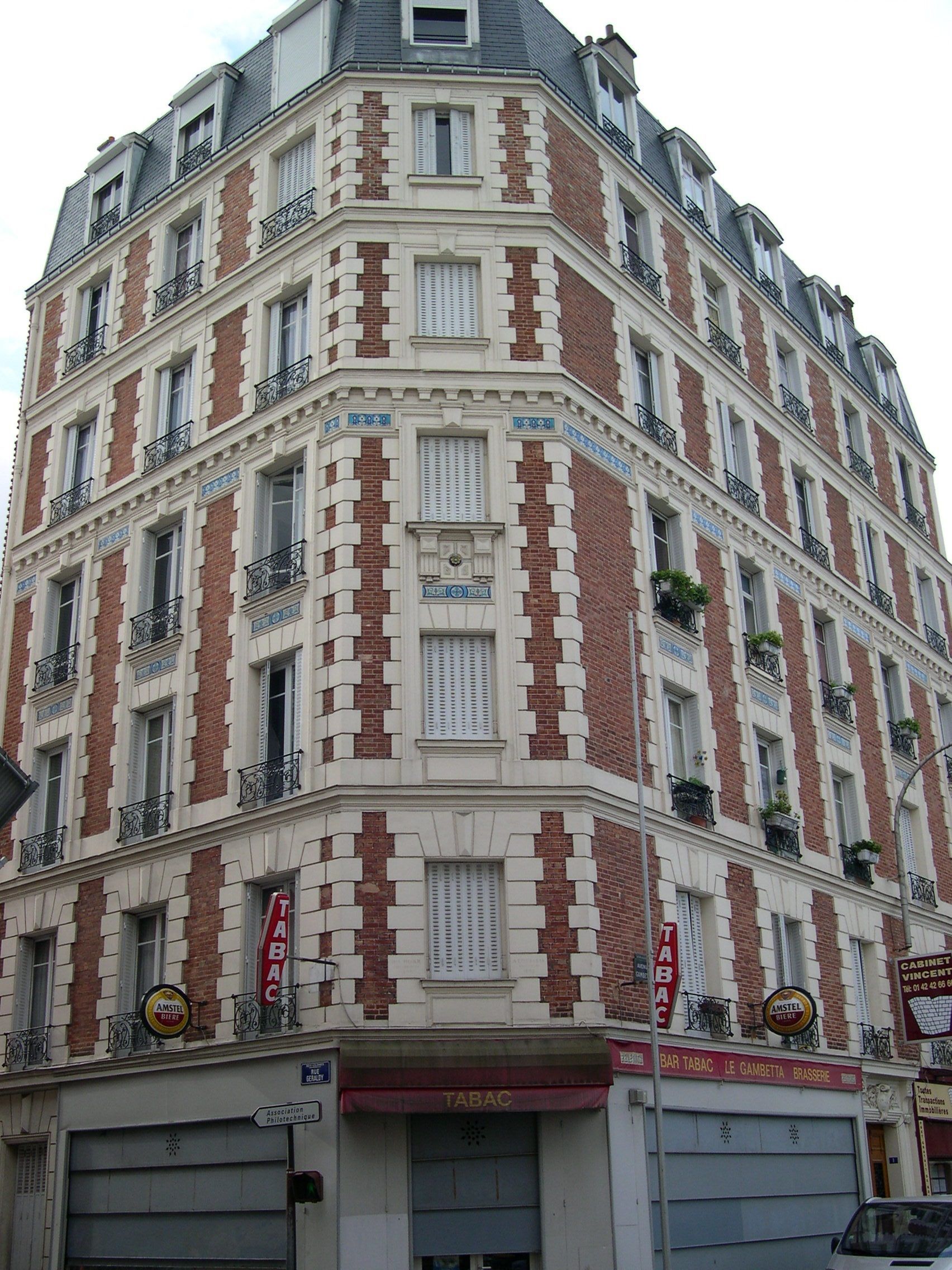 Façade d’immeuble bicolore
