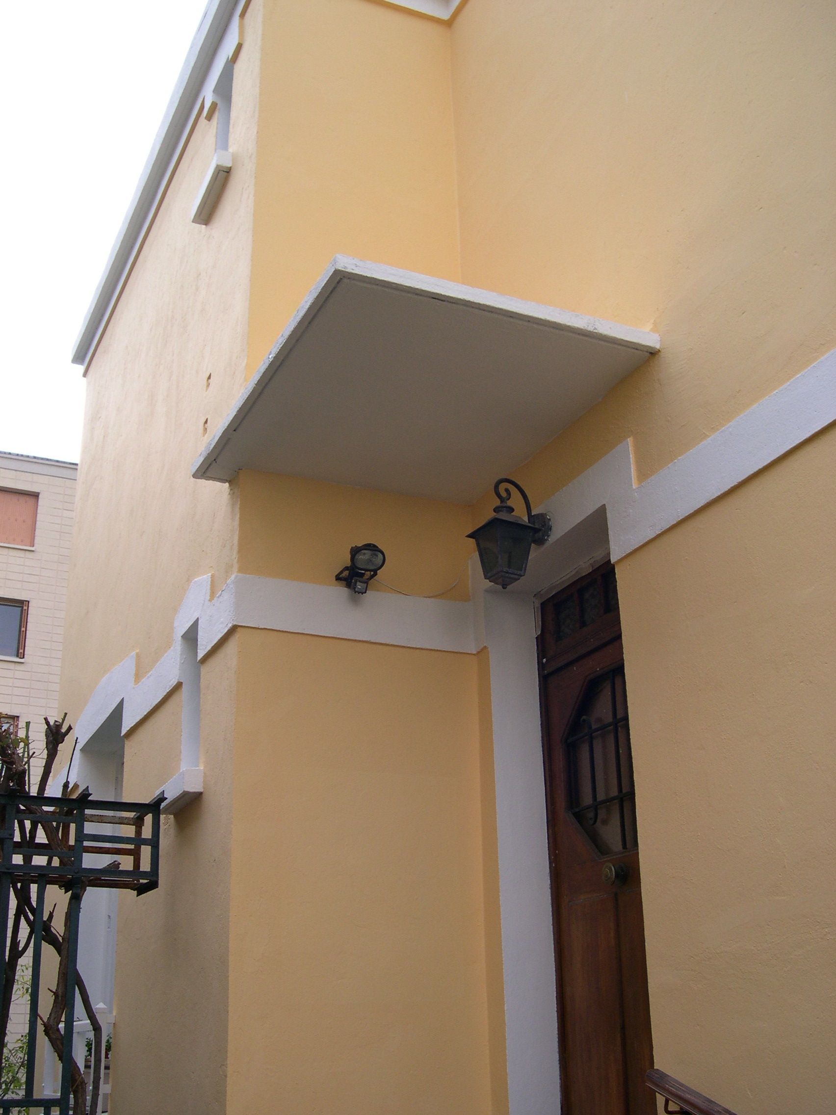 Façade maison jaune et blanc