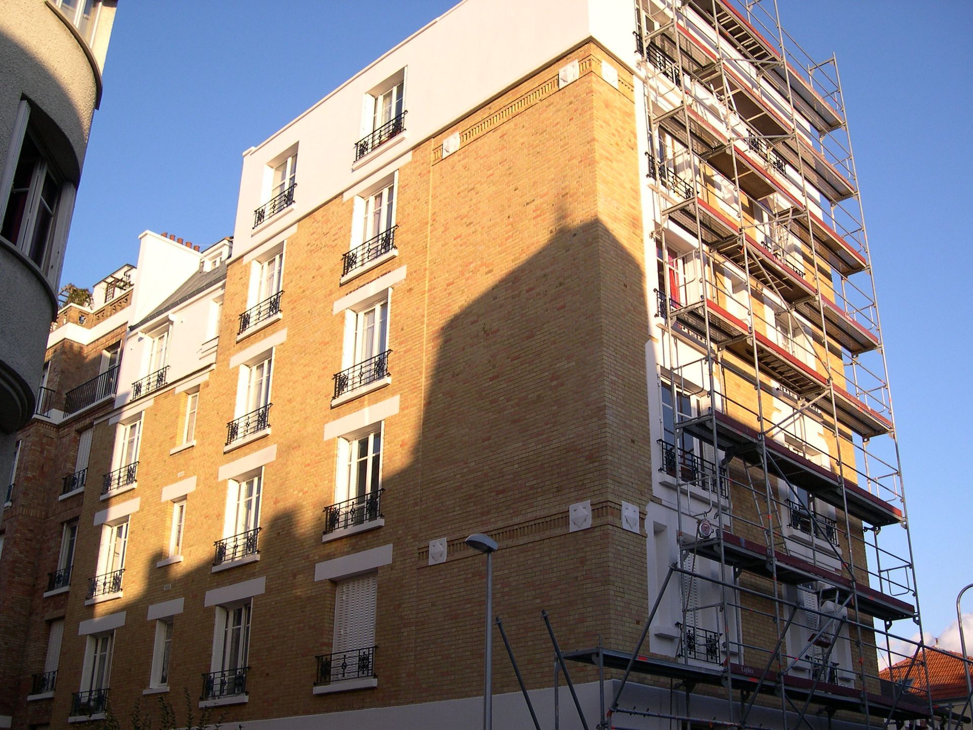 Façade immeuble ocre et blanc