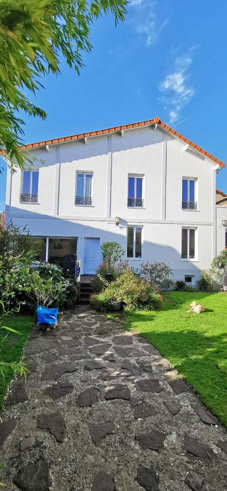 Maison blanche avec véranda