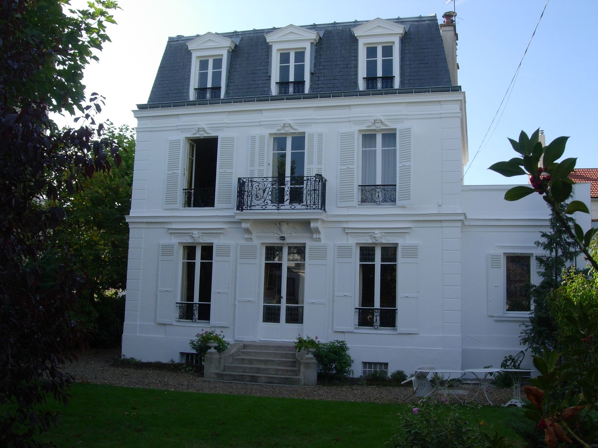Façade maison blanche et ardoise