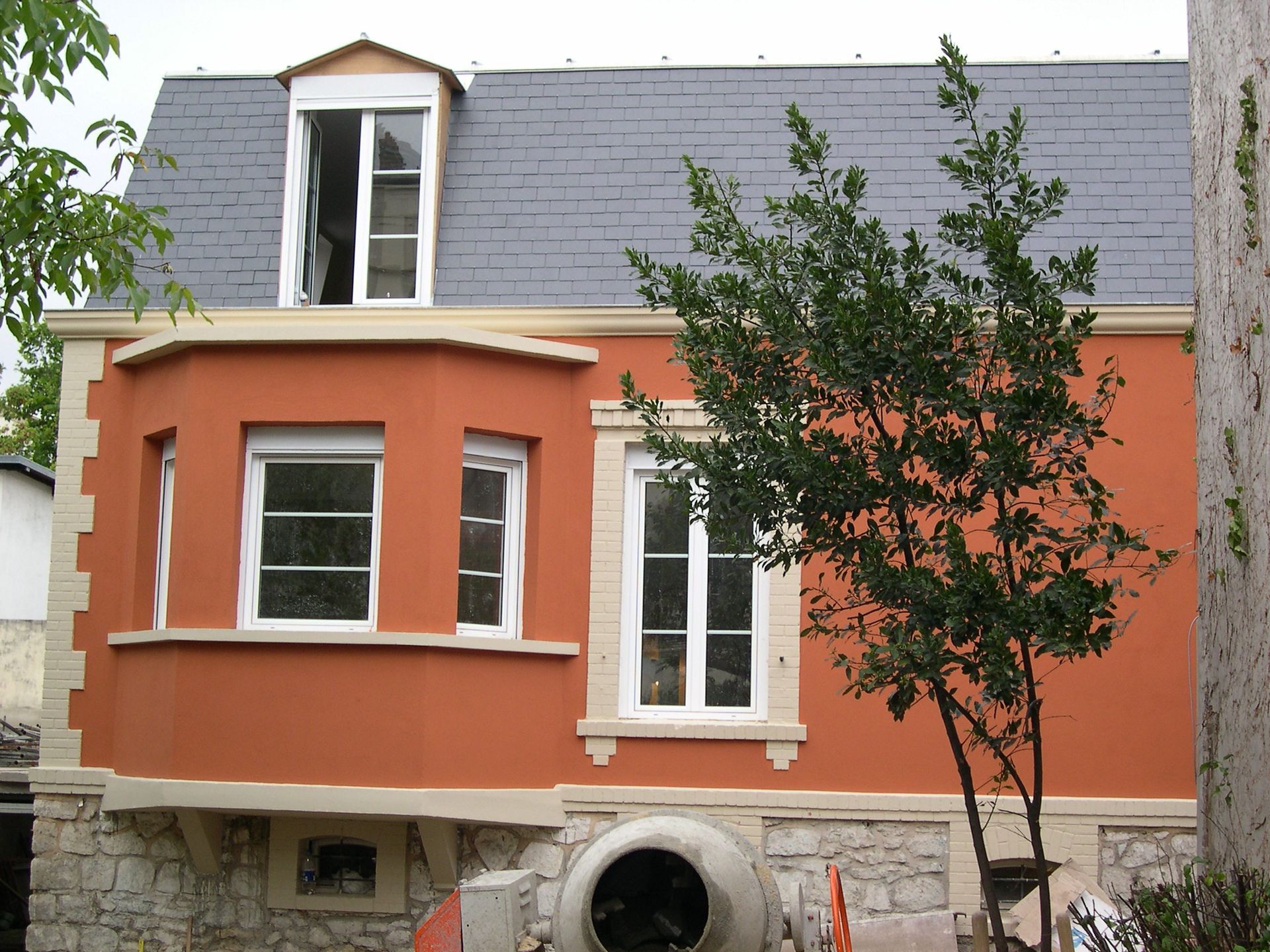 Façade maison blanc et terra cota