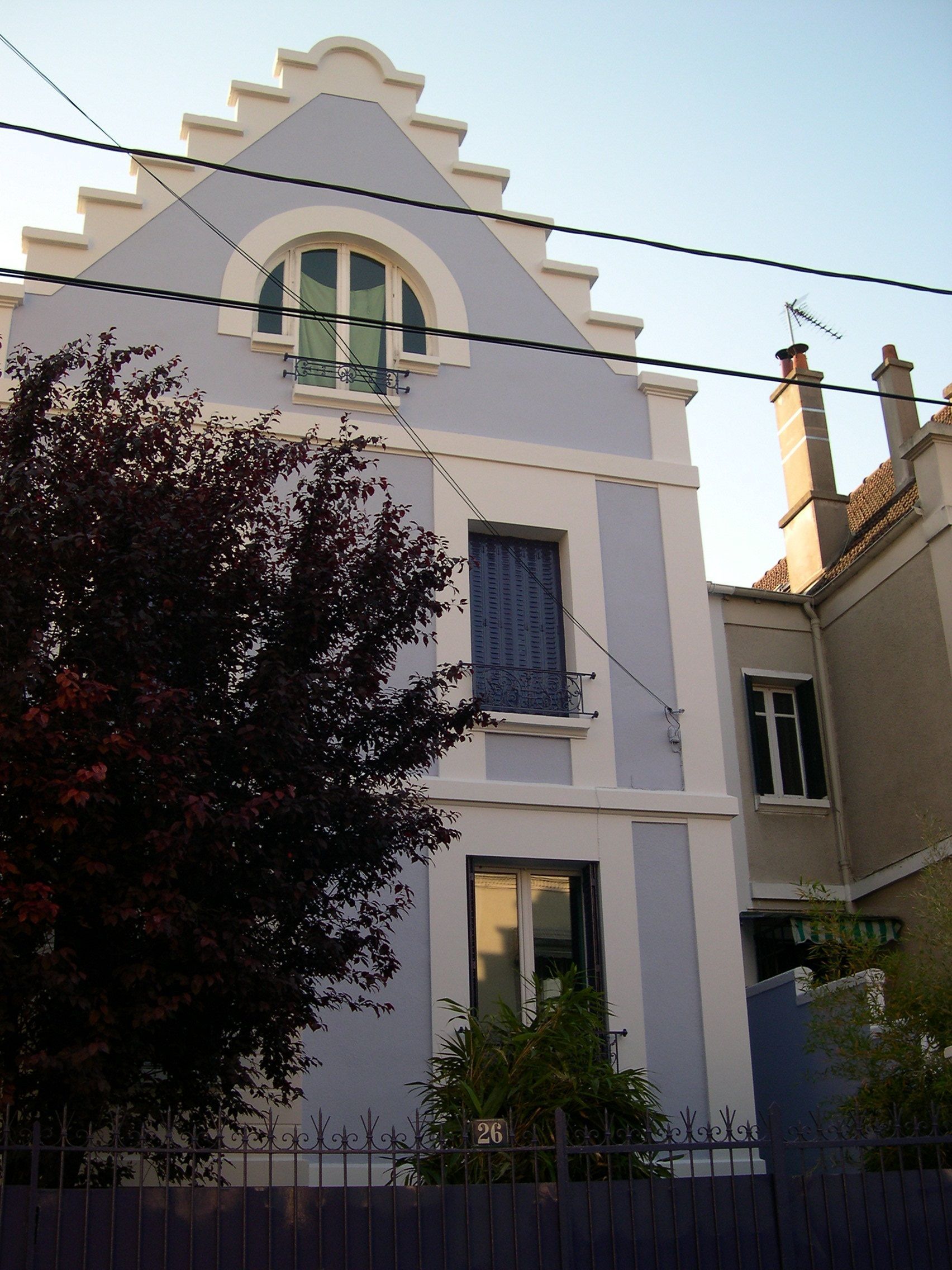 Façade maison violet et blanc