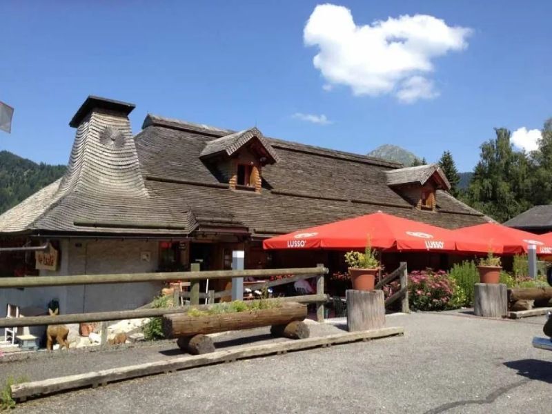 Un restaurant avec des parapluies rouges devant
