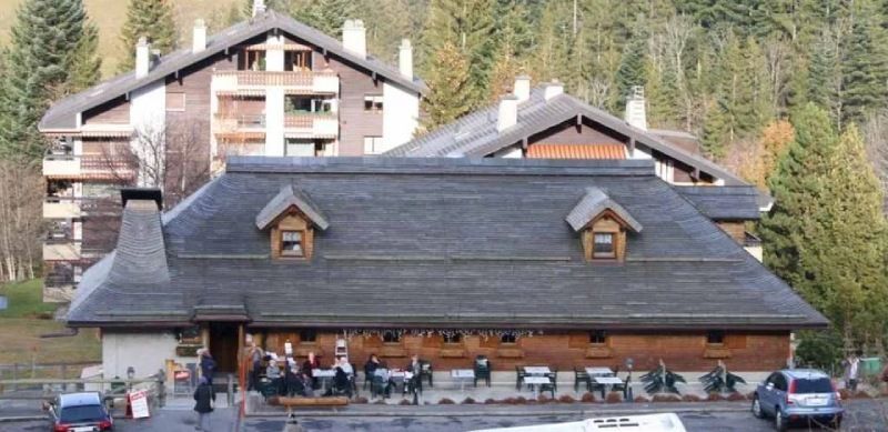 Un grand bâtiment avec un toit recouvert de bardeaux
