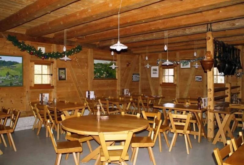 Une salle à manger avec des tables et des chaises