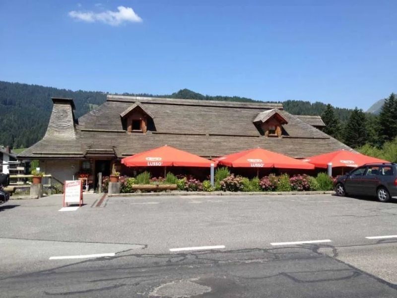 Un restaurant avec des parapluies rouges devant