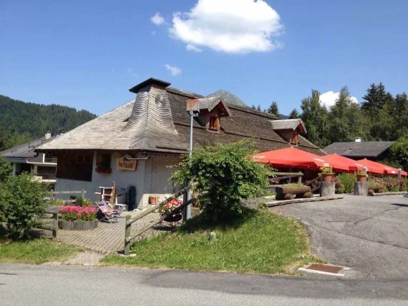 Un restaurant avec des parapluies rouges devant