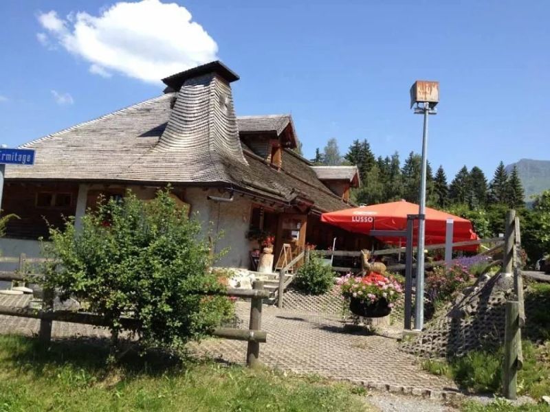 Une maison avec un parapluie rouge devant elle
