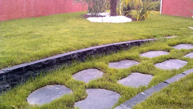Allée de jardin en ardoise