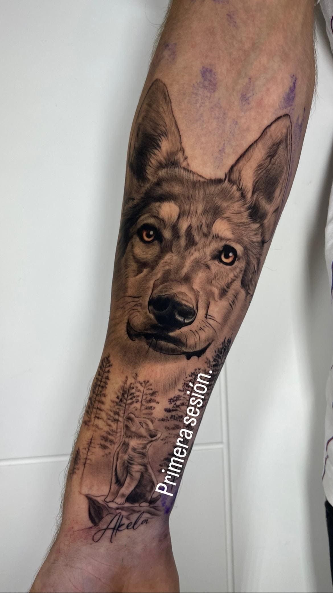 Tatuaje realista de un perro en blanco y negro en el antebrazo.