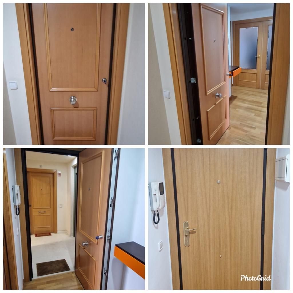 Cuatro vistas de la puerta de madera de un apartamento. La puerta tiene mirilla, cerradura y marco de seguridad.