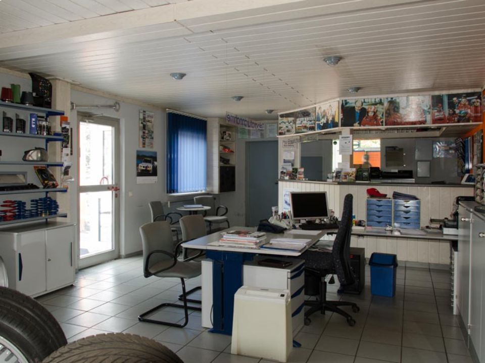 Büro mit Arbeitsplatz und Bildern an den Wänden