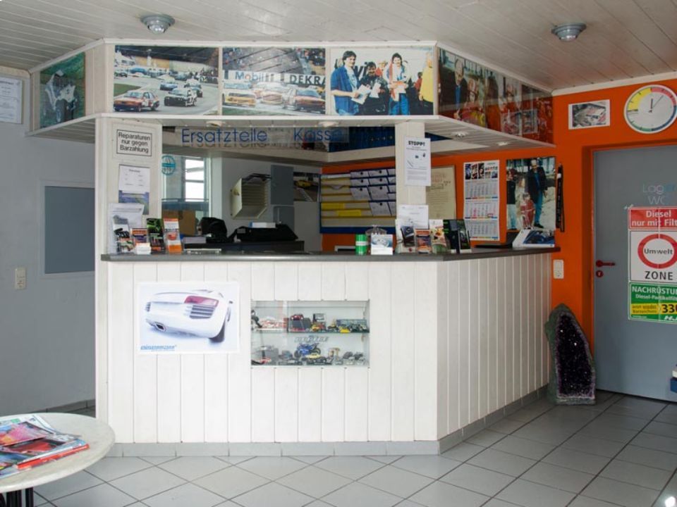 Empfangsbereich im Büro der AUTO HEINE GmbH