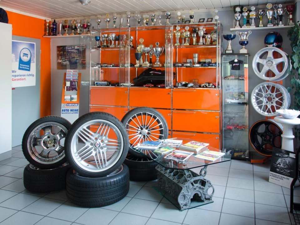 Autozubehör und Pflegemittel in einem Regal