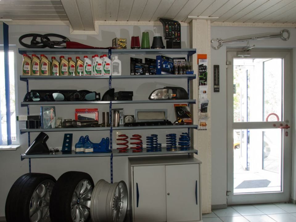 Bereich mit Pokalen auf einem Regal und Reifen auf dem Boden