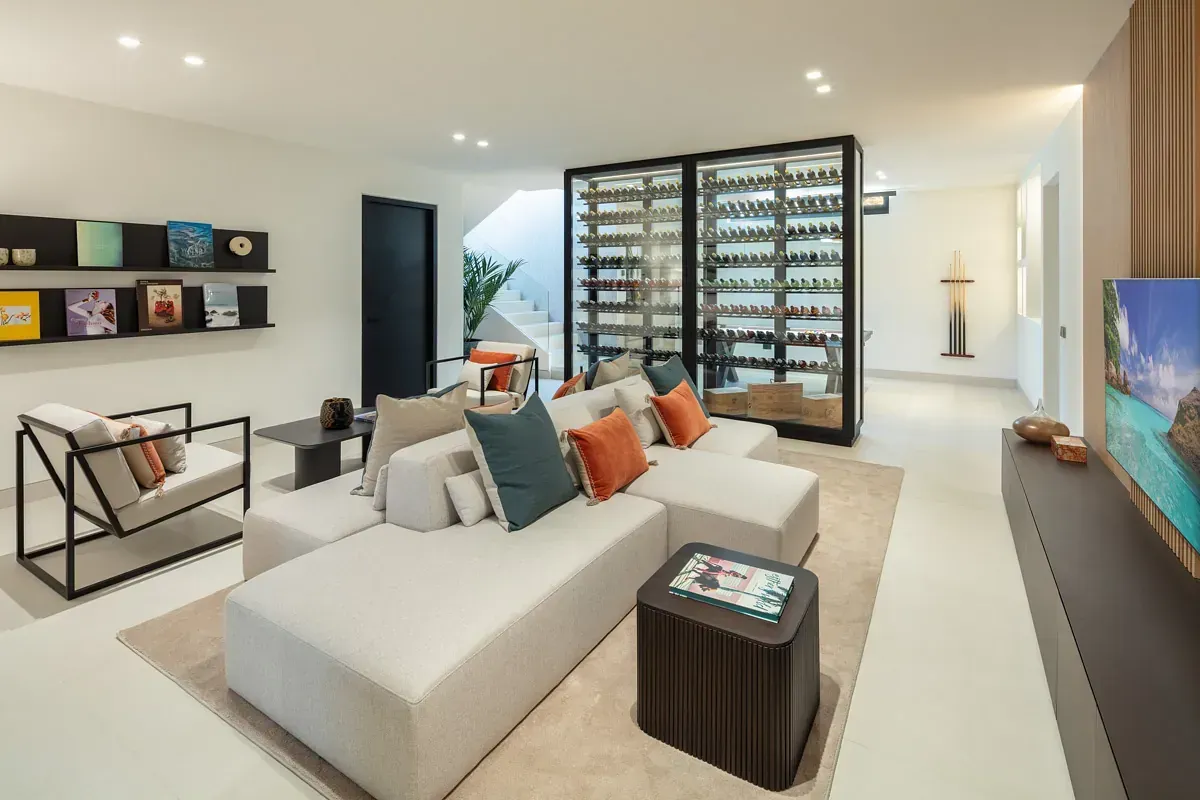 Moderna sala de estar con sofá modular, bodega y estantes para discos.