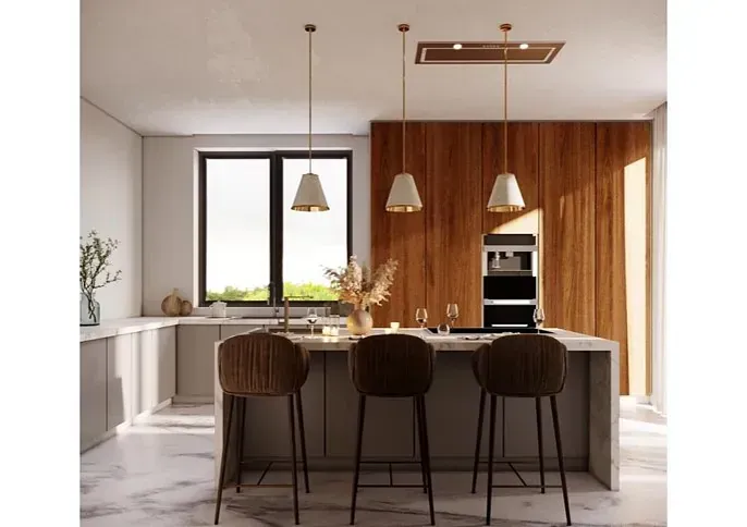 Cocina moderna con isla, taburetes de bar, paneles de madera y lámparas colgantes.