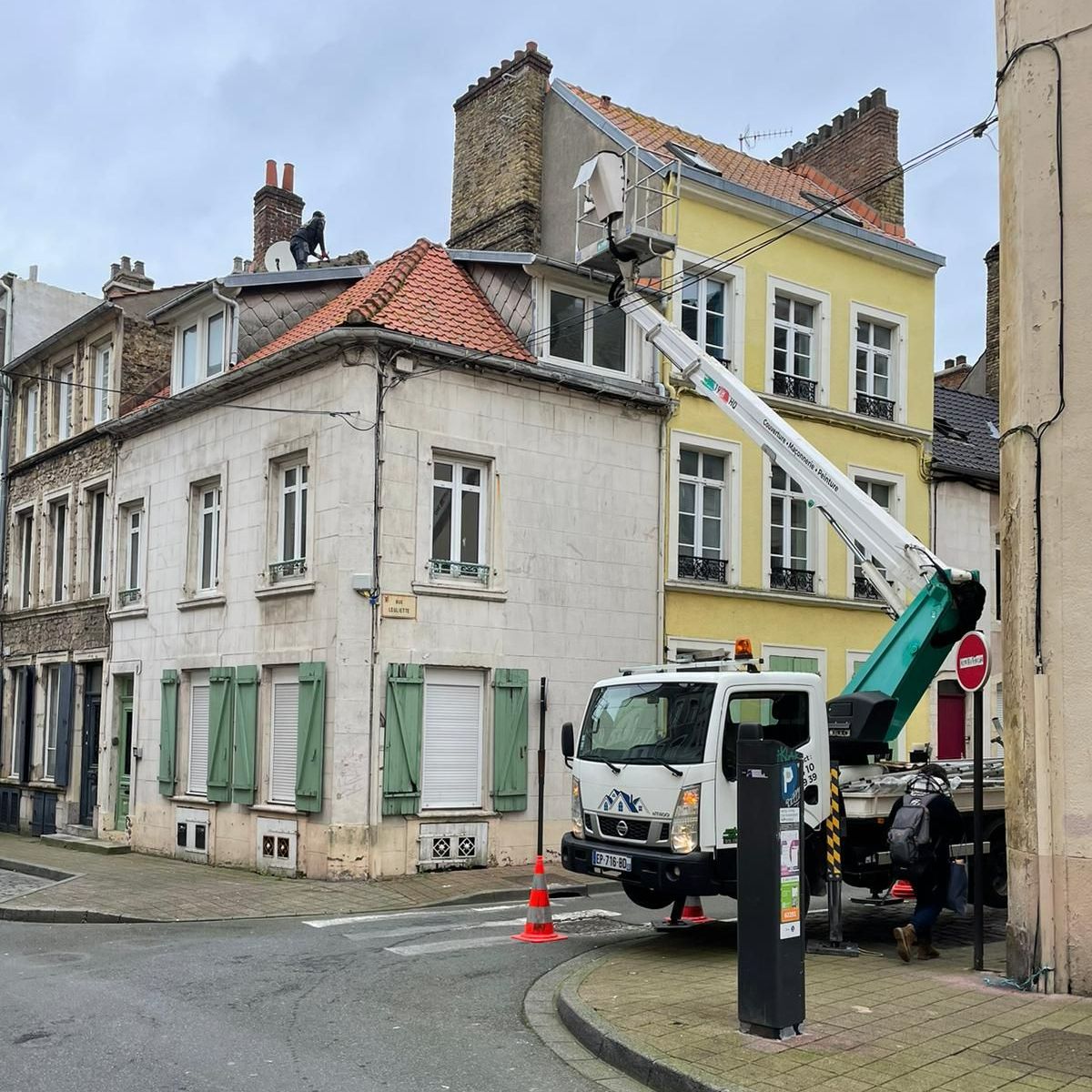 Camion nacelle pour intervenir sur une toiture