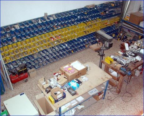 Un taller con muchas herramientas y cajas en el suelo.