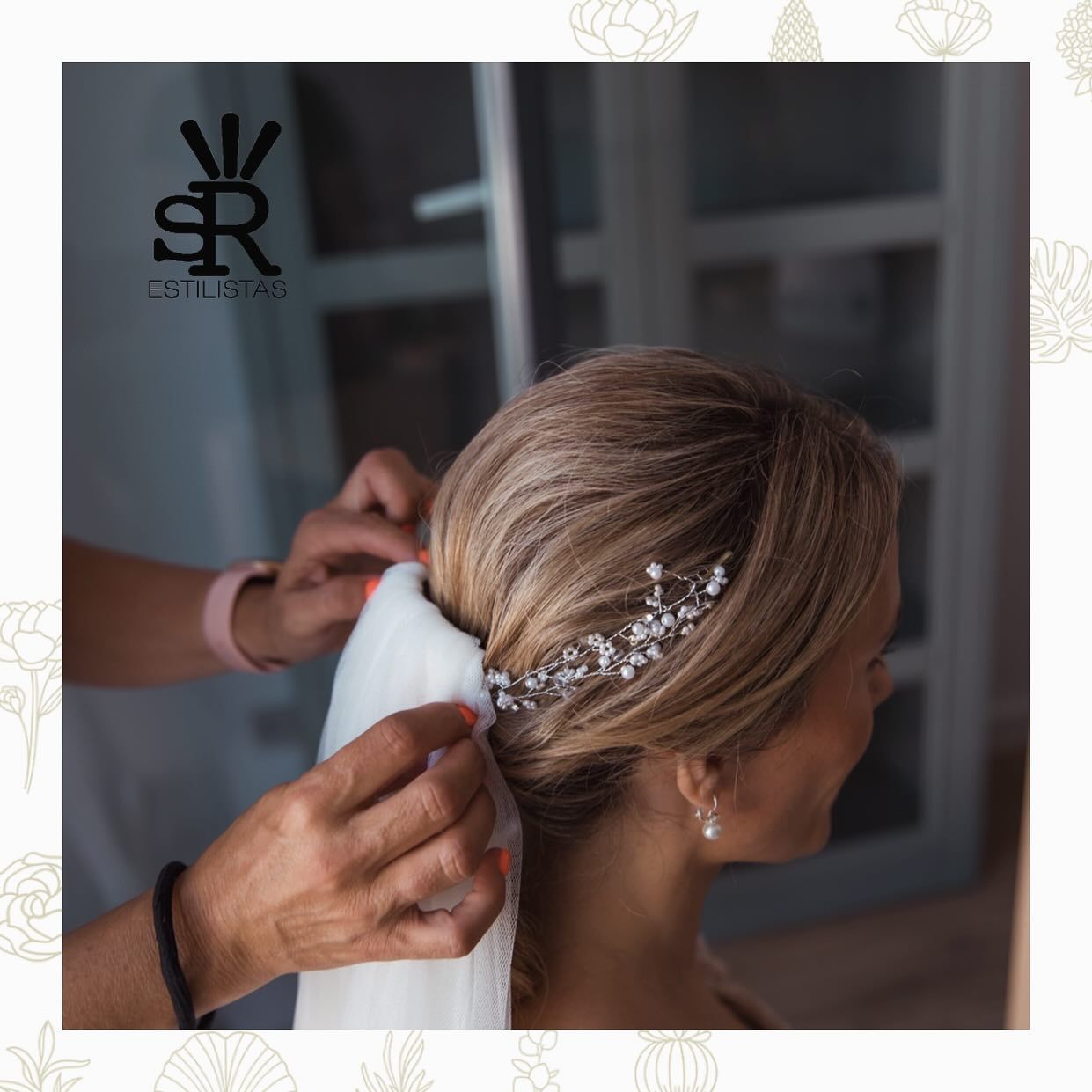 Mujer con un velo asegurado a su cabello con un peluquín enjoyado; manos ajustando el velo, en el interior.