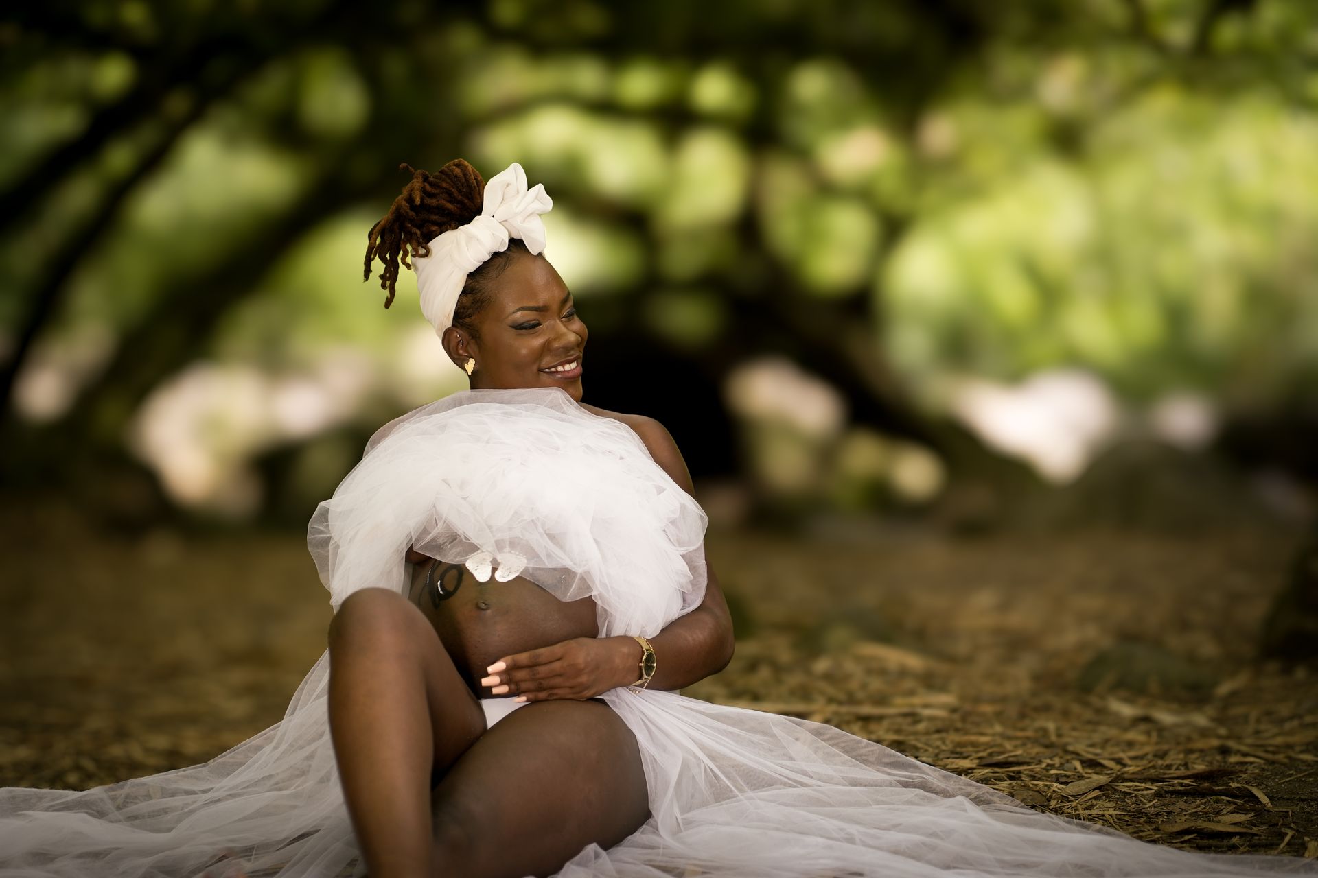 Une femme enceinte en tenue de mariée