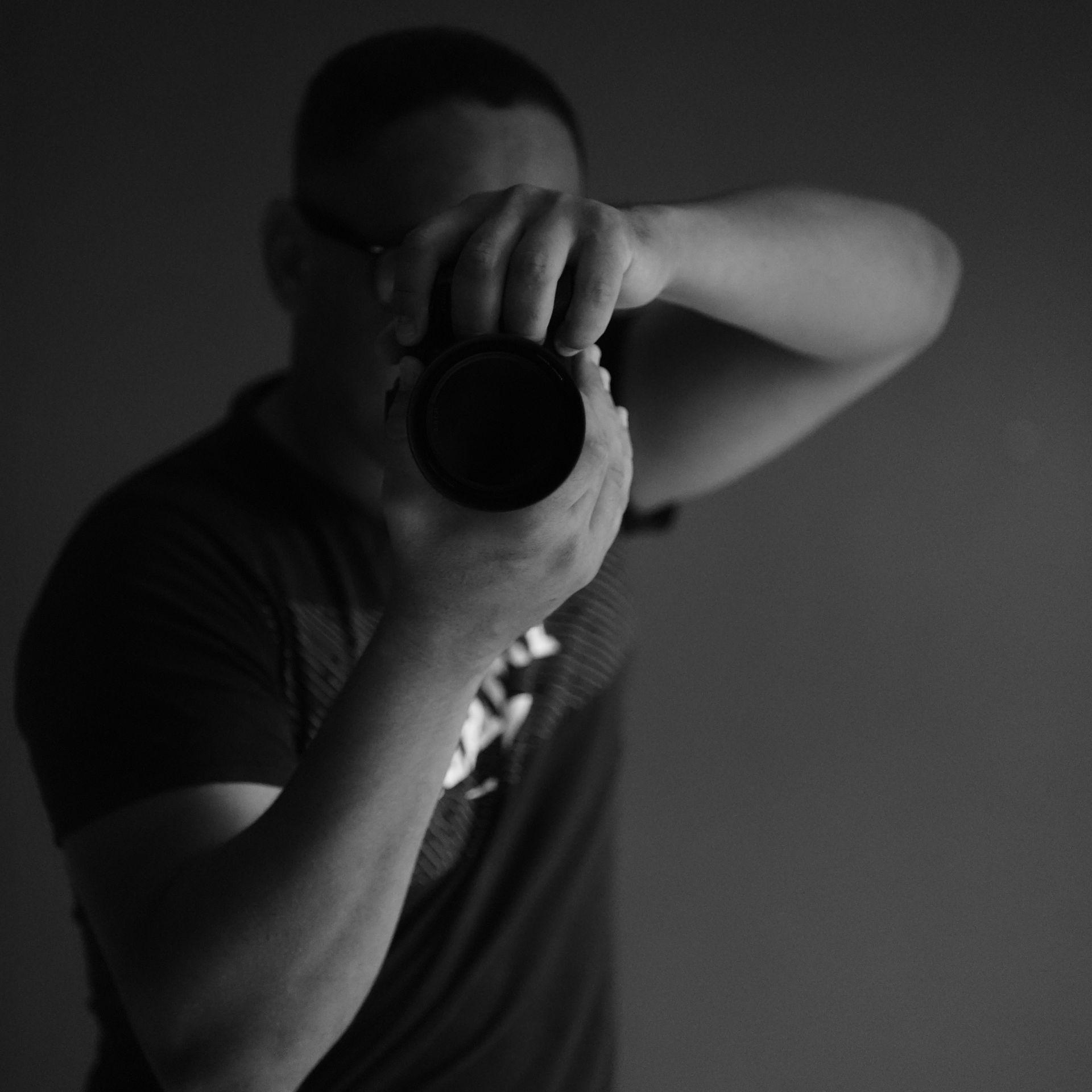 Un homme qui tient un appareil photo